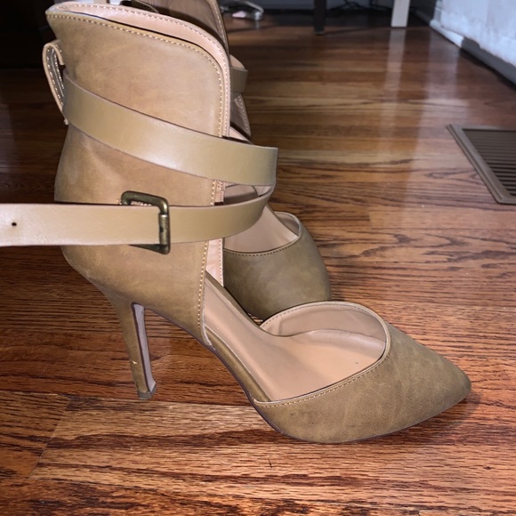 Closed point toe heels with tie around ankle - Picture 3 of 3